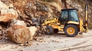 Yalova'da toprak kayması nedeniyle trafiğe kapanan yol açıldı