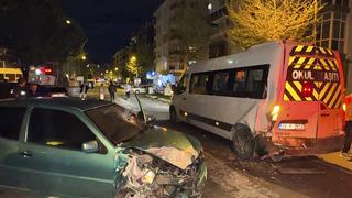 Aydın'da otomobil, servis minibüsüne çarptı: 3 yaralı