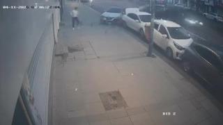 Hakimiyetini kaybetti, park halindeki araçlara çarptı