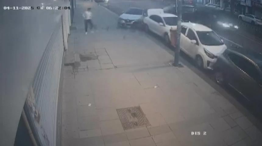 Hakimiyetini kaybetti, park halindeki araçlara çarptı