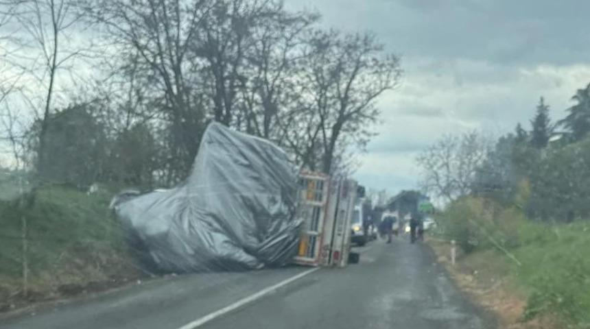 Saman yüklü tır devrildi: 1 yaralı