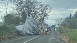 Saman yüklü tır devrildi: 1 yaralı