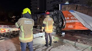Bursa'da otomobil, aydınlatma direğine çarptı: 1 kişi hayatını kaybetti, 1 kişi yaralandı