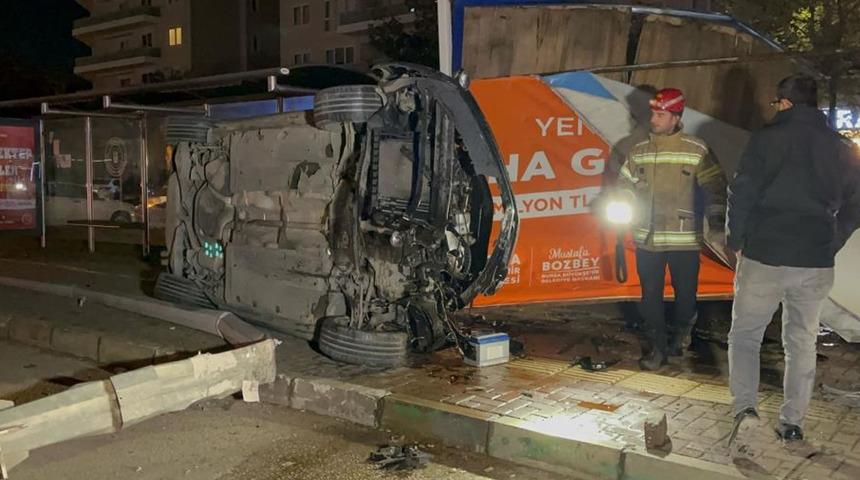 Önce direğe sonra reklam panosuna çarptı! 1 ölü 1 yaralı