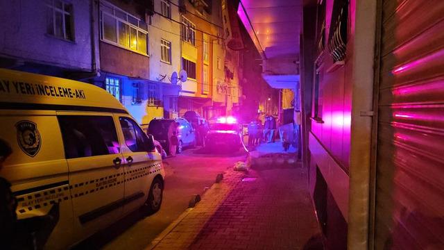 Küçükçekmece’de motosikletli iki kişi evi kurşunladı