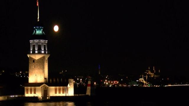 İstanbul'da baharın habercisi 'Pembe Ay' görsel şölen oluşturdu