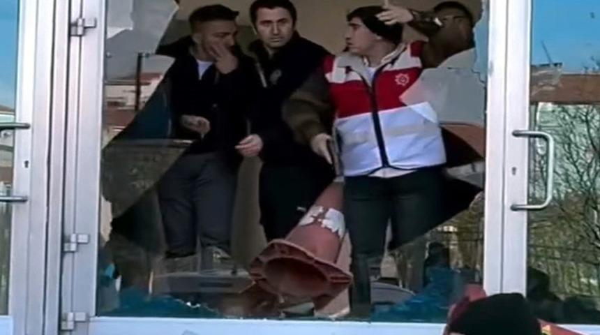 Amatör maç sonrası kavga: Stadyumun cam kapısını kırdılar