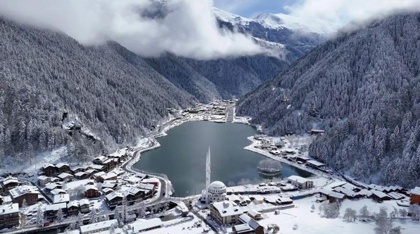 Uzungöl nisan ayında karla kaplandı