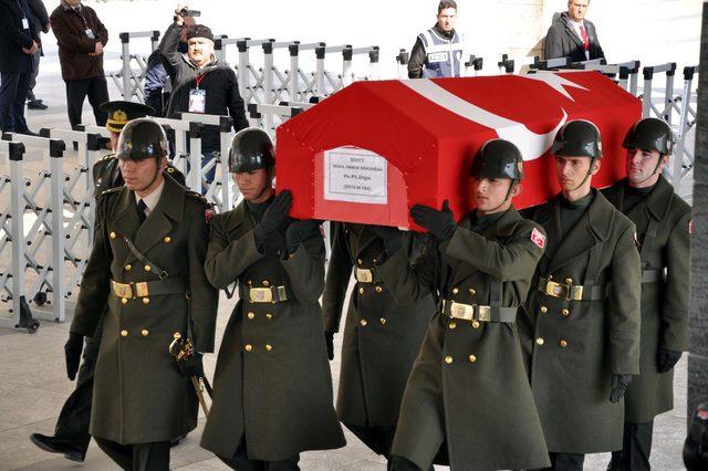 Şehit Pilot &Uuml;steğmen G&ouml;kdoğan, son yolculuğuna uğurlandı 3