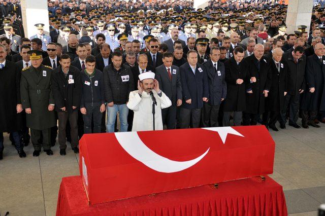 Şehit Pilot &Uuml;steğmen G&ouml;kdoğan, son yolculuğuna uğurlandı 4