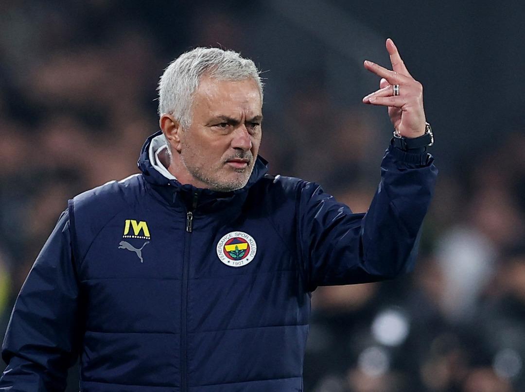 jose-mourinho-2-ismin-biletini-kesti-fenerbahcede-cifte-ayrilik-1744363387775