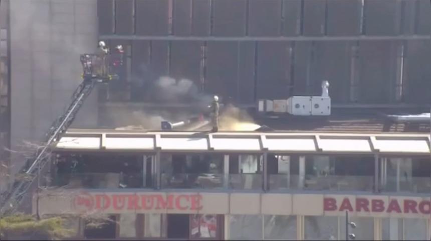 Mutfakta başlayıp &ccedil;atıya sı&ccedil;radı! Beşiktaş&rsquo;ta kafede yangın