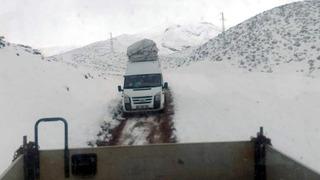 Siirt'te karda mahsur kalan yolcular kurtarıldı