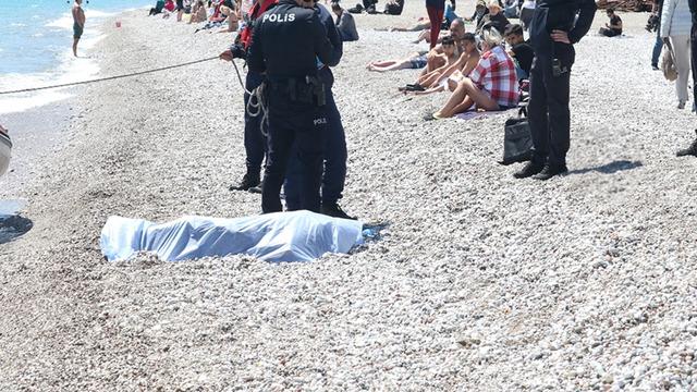 Konyaaltı Sahili'nde korkunç olay! Görenler balık ya da dalgıç sandı... Herkes şok içinde izledi: Ağzından köpükler geliyordu
