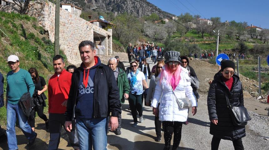 Y&uuml;zlerce doğa sevdalısı, badem ağa&ccedil;ları i&ccedil;in y&uuml;r&uuml;d&uuml;