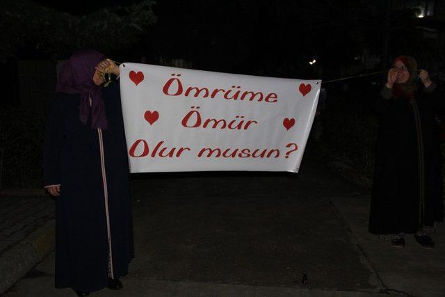 Genç polis memurundan acil servis önünde evlilik teklifi