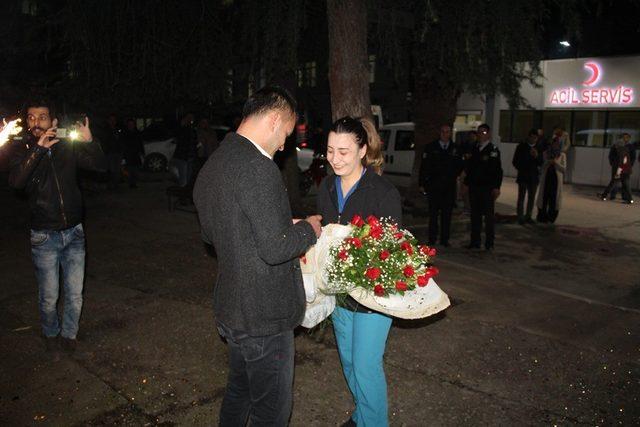 Genç polis memurundan acil servis önünde evlilik teklifi