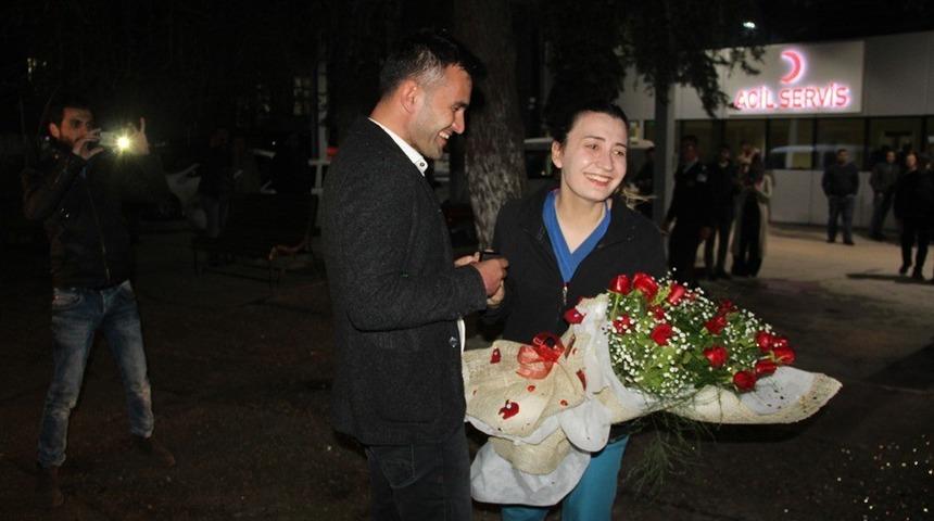 Gen&ccedil; polis memurundan acil servis &ouml;n&uuml;nde evlilik teklifi