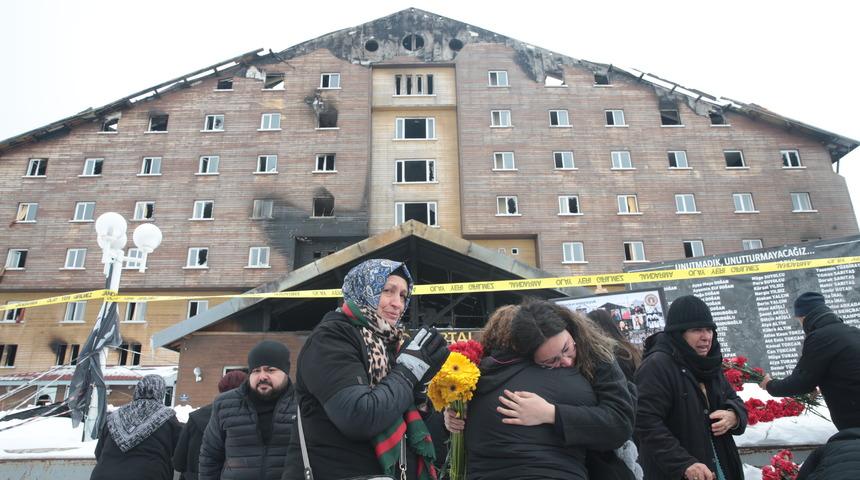 Kartalkaya'daki yangında yaşamını yitiren 78 kişi otelin önünde anıldı