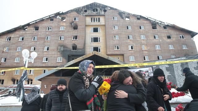 Kartalkaya'daki yangında yaşamını yitiren 78 kişi otelin önünde anıldı