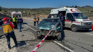 Uşak'ta iki otomobilin çarpıştığı kazada karı koca öldü, 3 kişi yaralandı