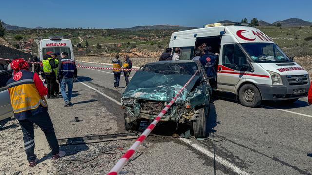Uşak'ta iki otomobilin çarpıştığı kazada karı koca öldü, 3 kişi yaralandı