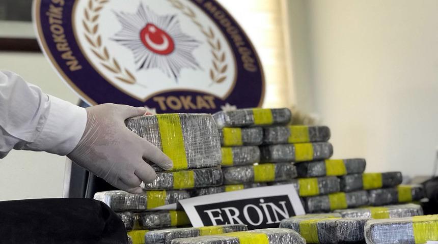 2 otob&uuml;s yolcusu, 17 kilo eroin ile yakalandı