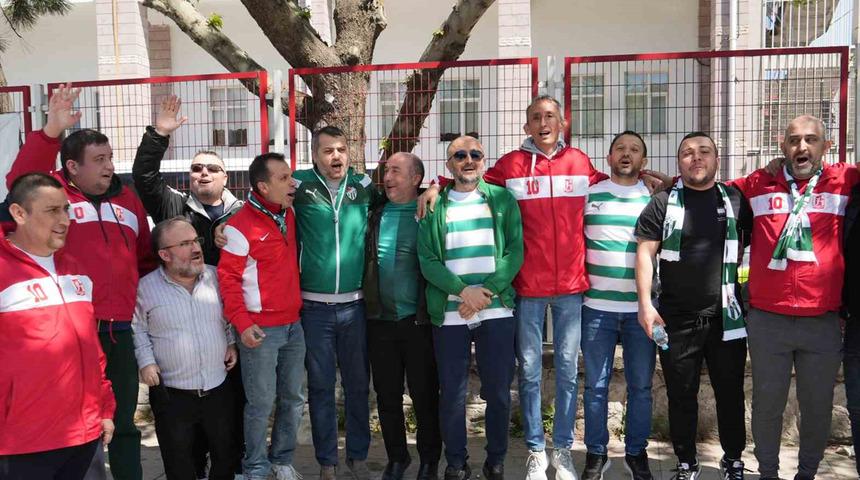 Balıkesir yeşil-beyaza döndü; Bursaspor davul zurna ile karşılandı