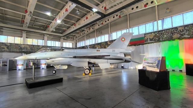 Bulgaristan ABD'den sipariş etmişti: F-16'ların ilki törenle karşılandı