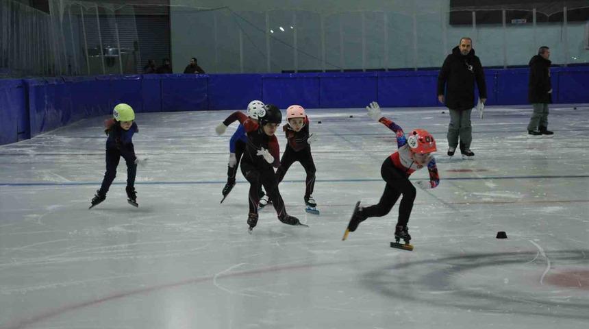 Kars’ta hız pateni yarışları nefes kesiyor