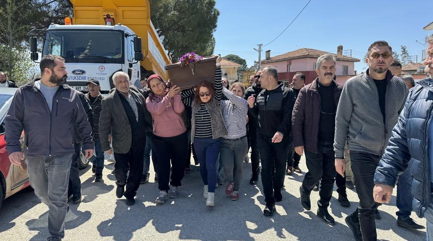 Denizli'de eski eşi tarafından &ouml;ld&uuml;r&uuml;len kadının cenazesi defnedildi