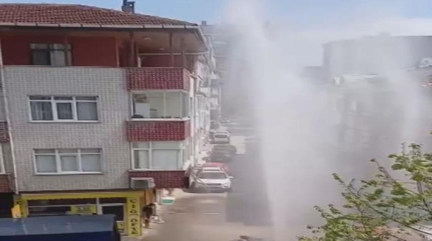 Ataşehir'de su borusu patladı! Fışkıran suyun yüksekliği 3 katlı binayı geçti
