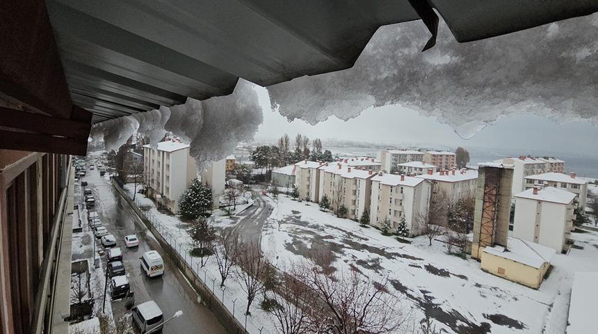 Tatvan'da kar kalınlığı 10 santimetreyi buldu!