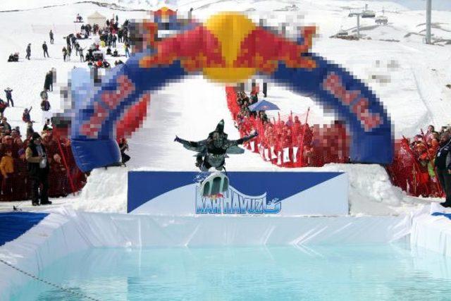 Erciyes Dağı'nda kostümlü soğuk su havuzuna atlama yarışması