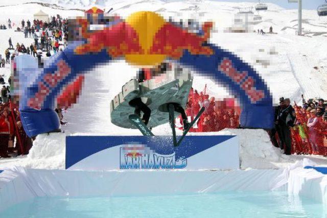 Erciyes Dağı'nda kostümlü soğuk su havuzuna atlama yarışması