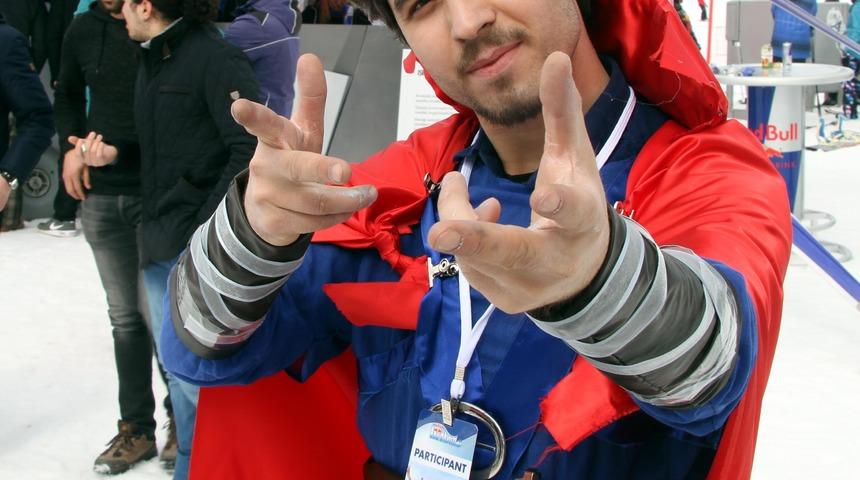 Erciyes Dağı'nda kost&uuml;ml&uuml; soğuk su havuzuna atlama yarışması