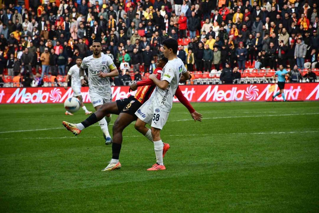 Süper Lig de böyle maç görülmedi... Şimdiden kara kara düşünmeye başladılar! Fenerbahçe maçı öncesi takımda neredeyse oynayacak oyuncu kalmadı 3