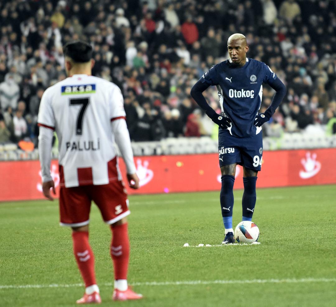 Fenerbahçe Sivasspor deplasmanından 3-1 galibiyetle ayrıldı! Sarı-Lacivertliler zorlu karşılaşmadan 3 puanla ayrılarak Galatasaray ı takibi sürdürdü 1