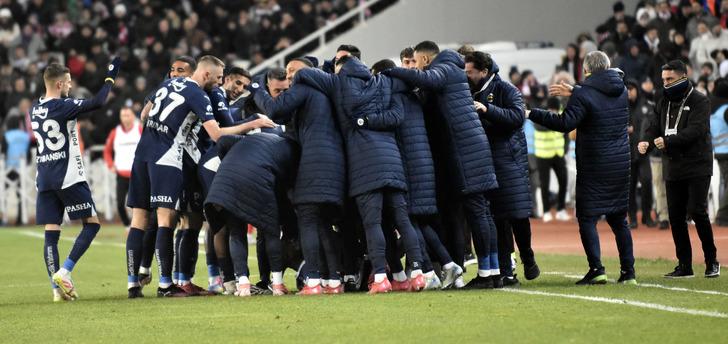 Fenerbahçe kazandı, Galatasaray ile olan farkı tekrar 3'e düşürdü! Maçın ardından Sergen Yalçın'dan canlı yayında şampiyonluk değerlendirmesi G5