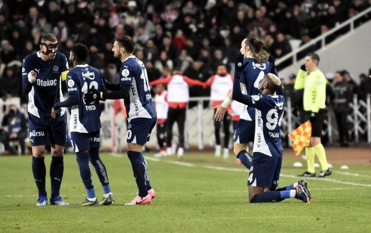 Fenerbahçe kazandı, Galatasaray ile olan farkı tekrar 3'e düşürdü! Maçın ardından Sergen Yalçın'dan canlı yayında şampiyonluk değerlendirmesi G4