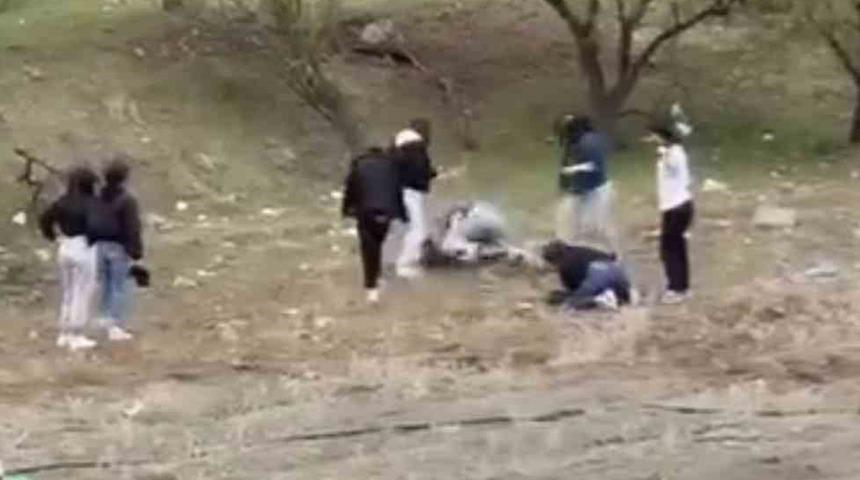 Elazığ’da genç kızların kavgası kamerada!