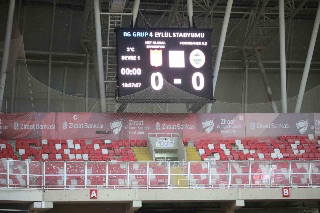 Fenerbahçe Sivasspor deplasmanından 3-1 galibiyetle ayrıldı! Sarı-Lacivertliler zorlu karşılaşmadan 3 puanla ayrılarak Galatasaray ı takibi sürdürdü 5