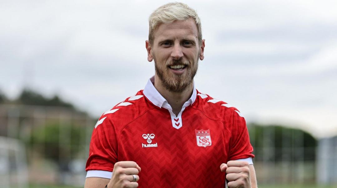 Fenerbahçe Sivasspor deplasmanından 3-1 galibiyetle ayrıldı! Sarı-Lacivertliler zorlu karşılaşmadan 3 puanla ayrılarak Galatasaray ı takibi sürdürdü 3