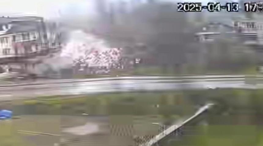 Ağaca yıldırım düştü! O anlar kameraya yansıdı