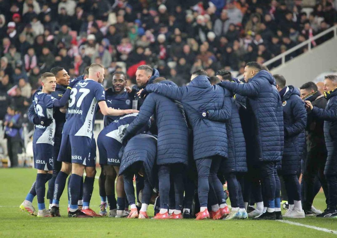 Fenerbahçe Sivasspor deplasmanından 3-1 galibiyetle ayrıldı! Sarı-Lacivertliler zorlu karşılaşmadan 3 puanla ayrılarak Galatasaray ı takibi sürdürdü 4