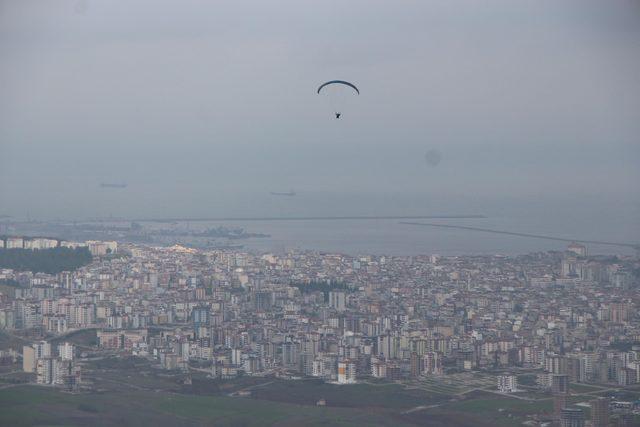 Rüzgarlı havada paraşütle uçtular