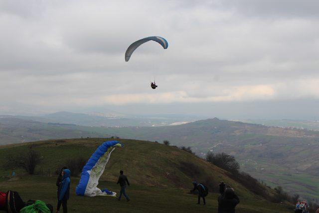 Rüzgarlı havada paraşütle uçtular