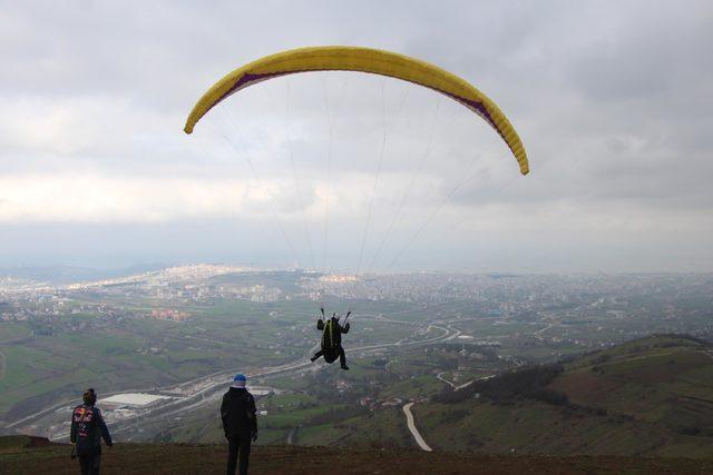 Rüzgarlı havada paraşütle uçtular