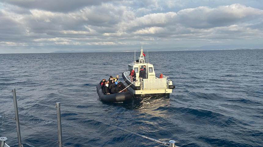 Lastik botla umuda yolculuk! İzmir açıklarında yakalandılar