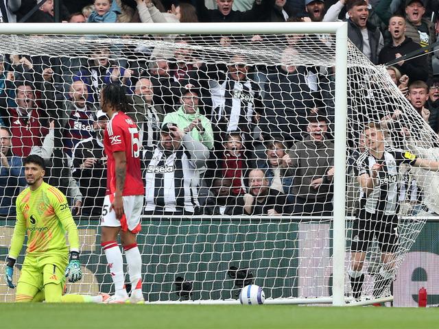 Altay Bayındır ilk Premier Ligi maçına çıktı! Yediği goller sonrası ülkede gündem oldu... 96 yıl sonra bir ilk!